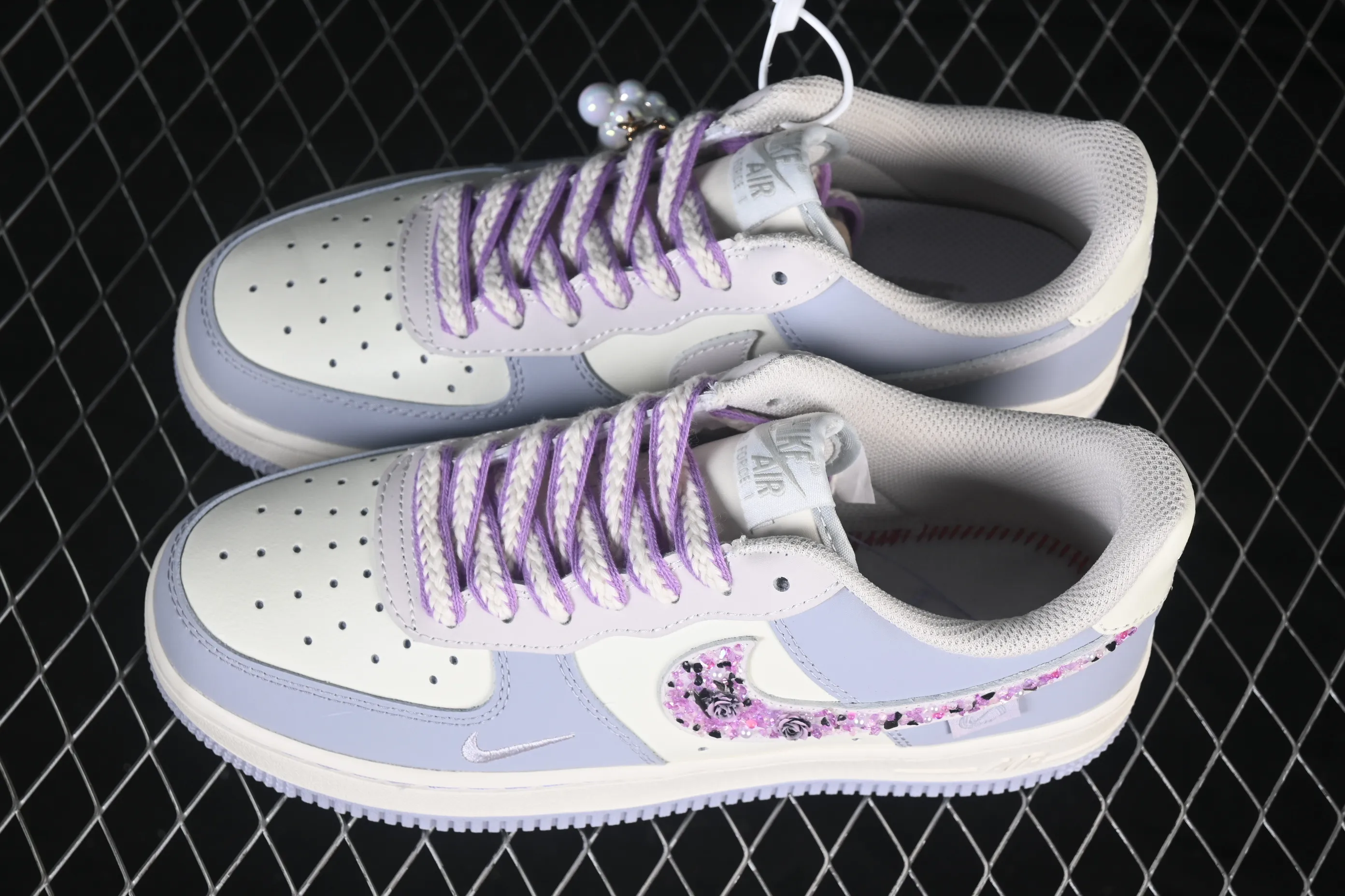 All categories Nk Air Force 1 Air Force series Nk Air Force 1 Low Air Force low-top Nike Air Force 1'07 Low "Rose Glitter" Hand-painted graffiti Rose diamonds Air Force 1 low-top casual sneakers DB3301-212